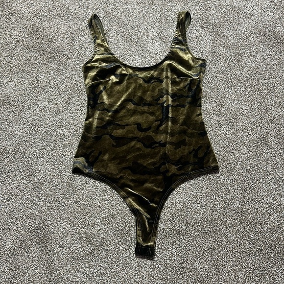 Honey Punch Velvet Camo thong bodysuit green and black Medium scoop neck - Picture 1 of 6